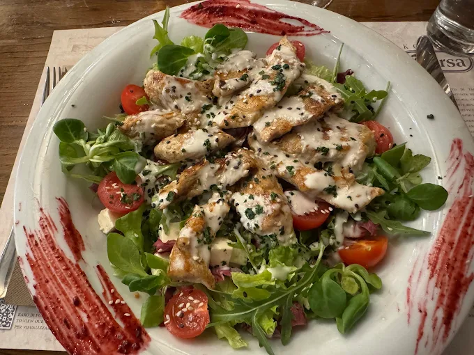 Chicken salad with fresh vegetables