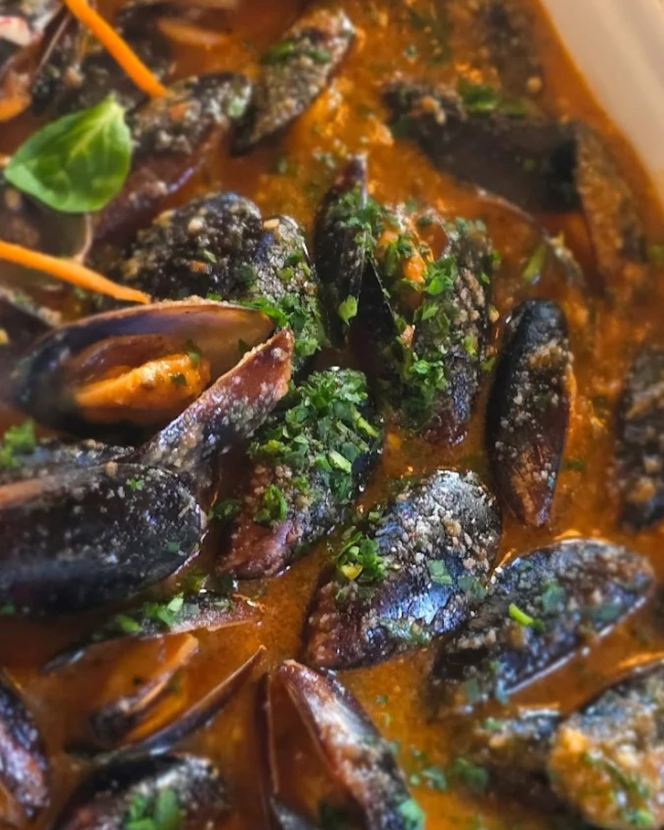 Mussels in wine broth